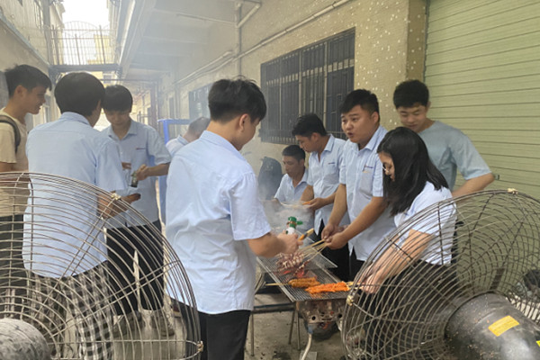 为了给员工营造和谐融洽的集体氛围公司组织自助烧烤活动